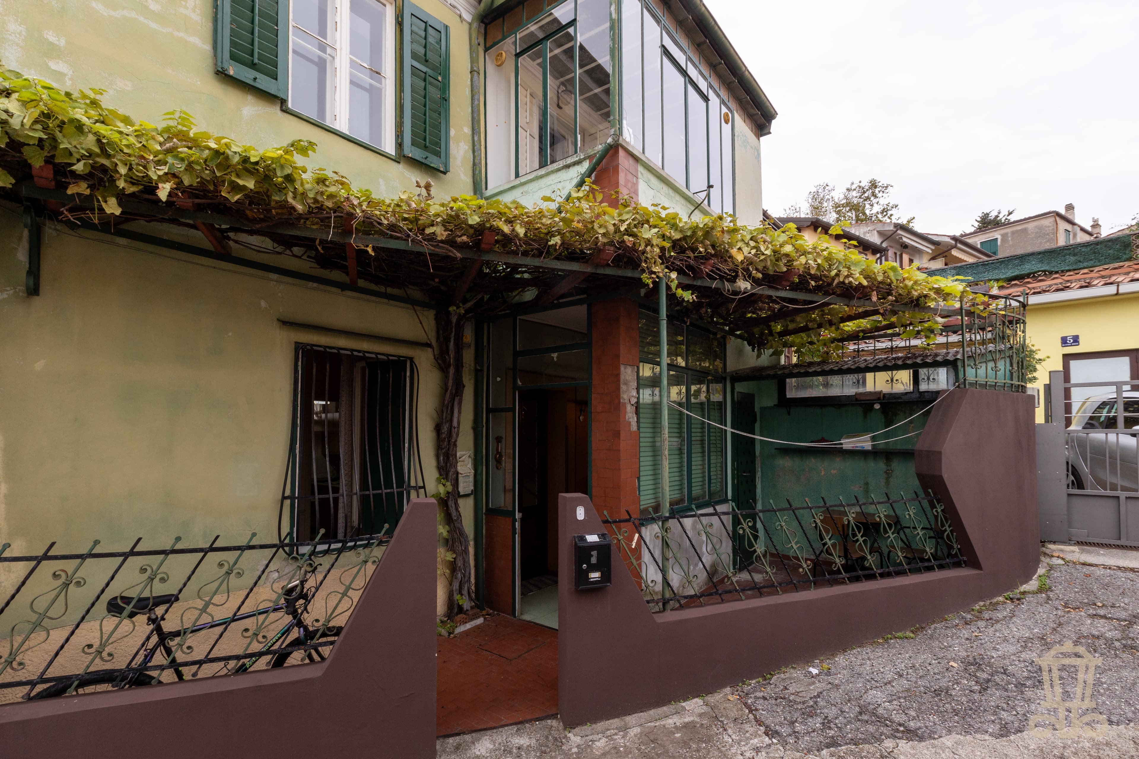 Immagine 1 | Casetta accostata su due livelli con piccolo scoperto e deposito attrezzi - La Rue Immobiliare