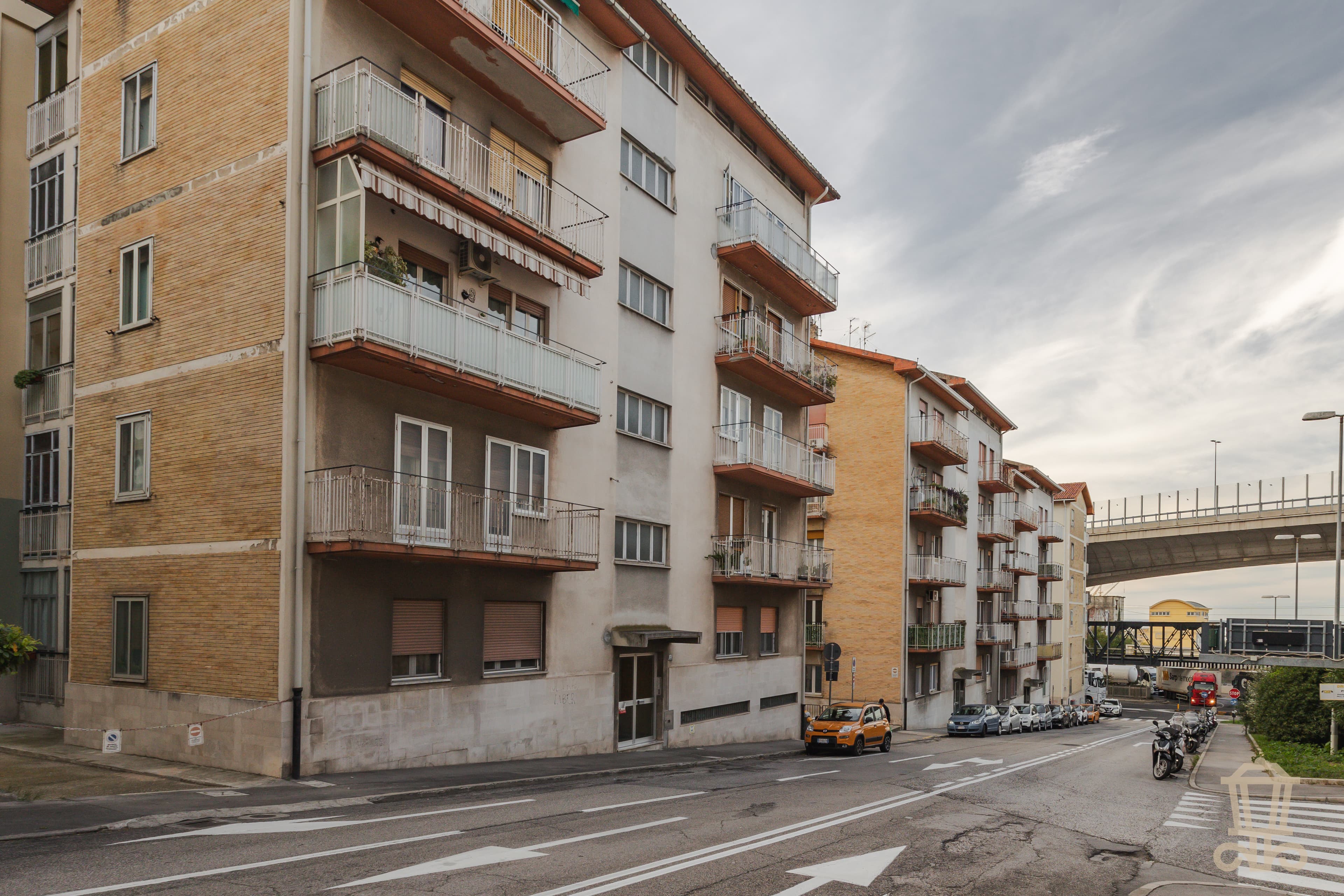 Immagine 1 | Luminoso trilocale con posto auto e cantina - La Rue Immobiliare