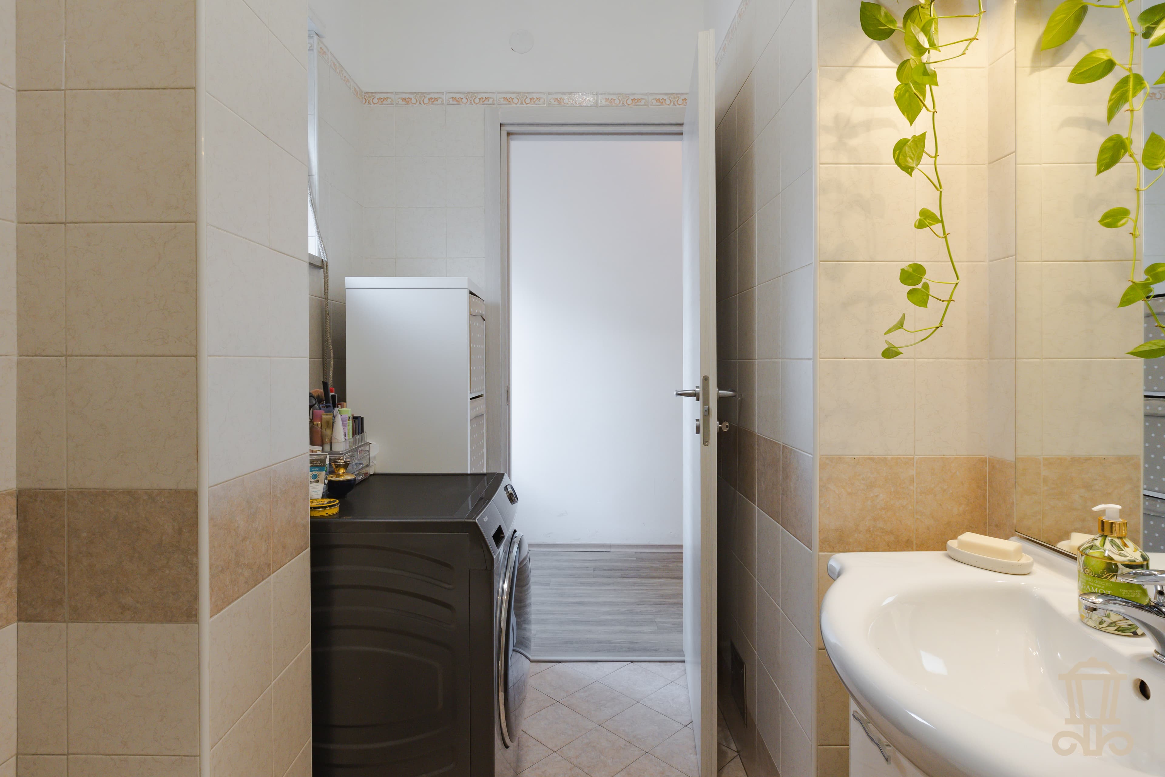 Immagine 12 | Luminoso trilocale con posto auto e cantina - La Rue Immobiliare