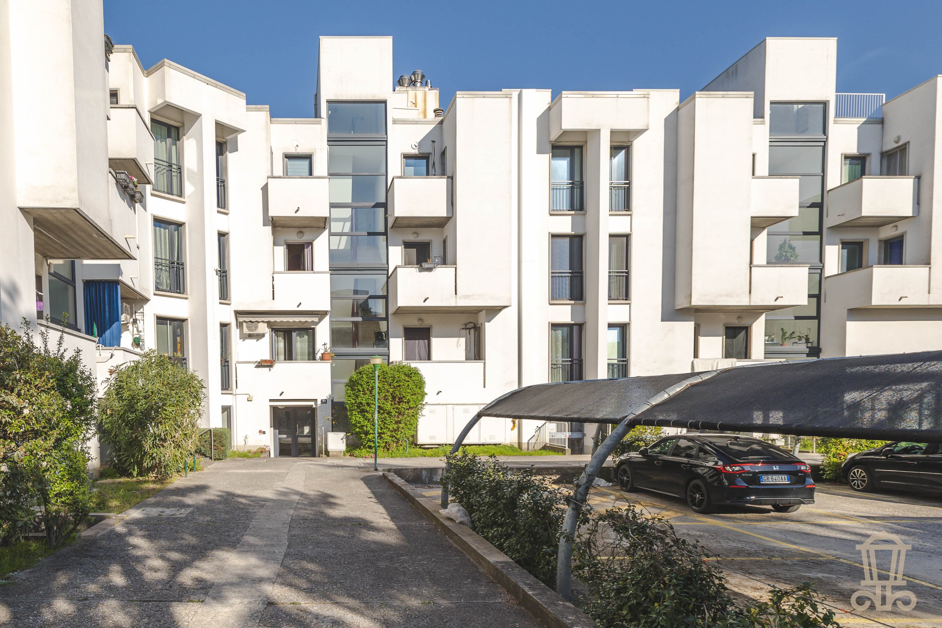 Immagine 0 | Bilocale con cantina e posto auto scoperto - La Rue Immobiliare