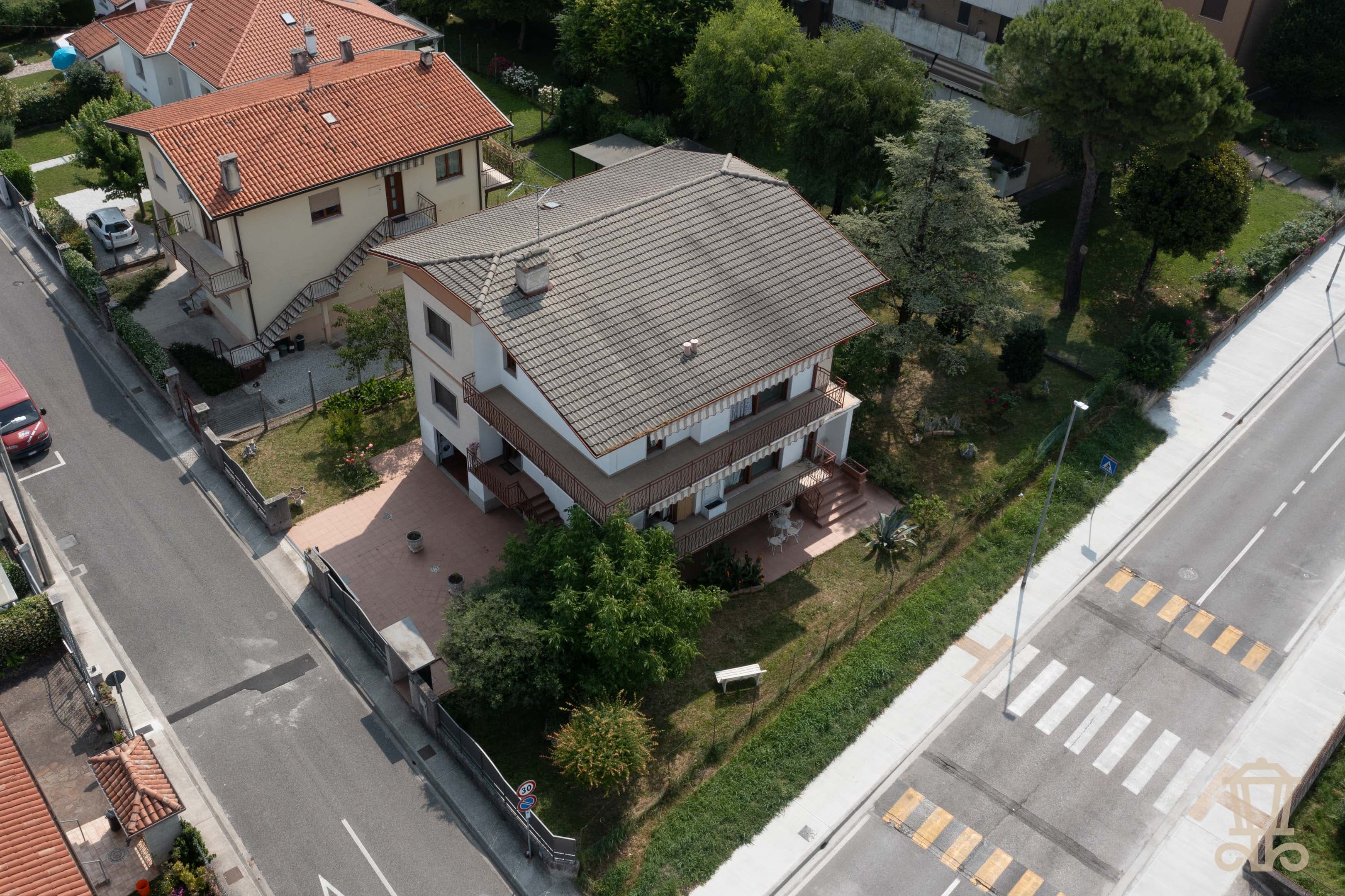 Immagine 0 | Ampia bifamiliare in zona residenziale - La Rue Immobiliare