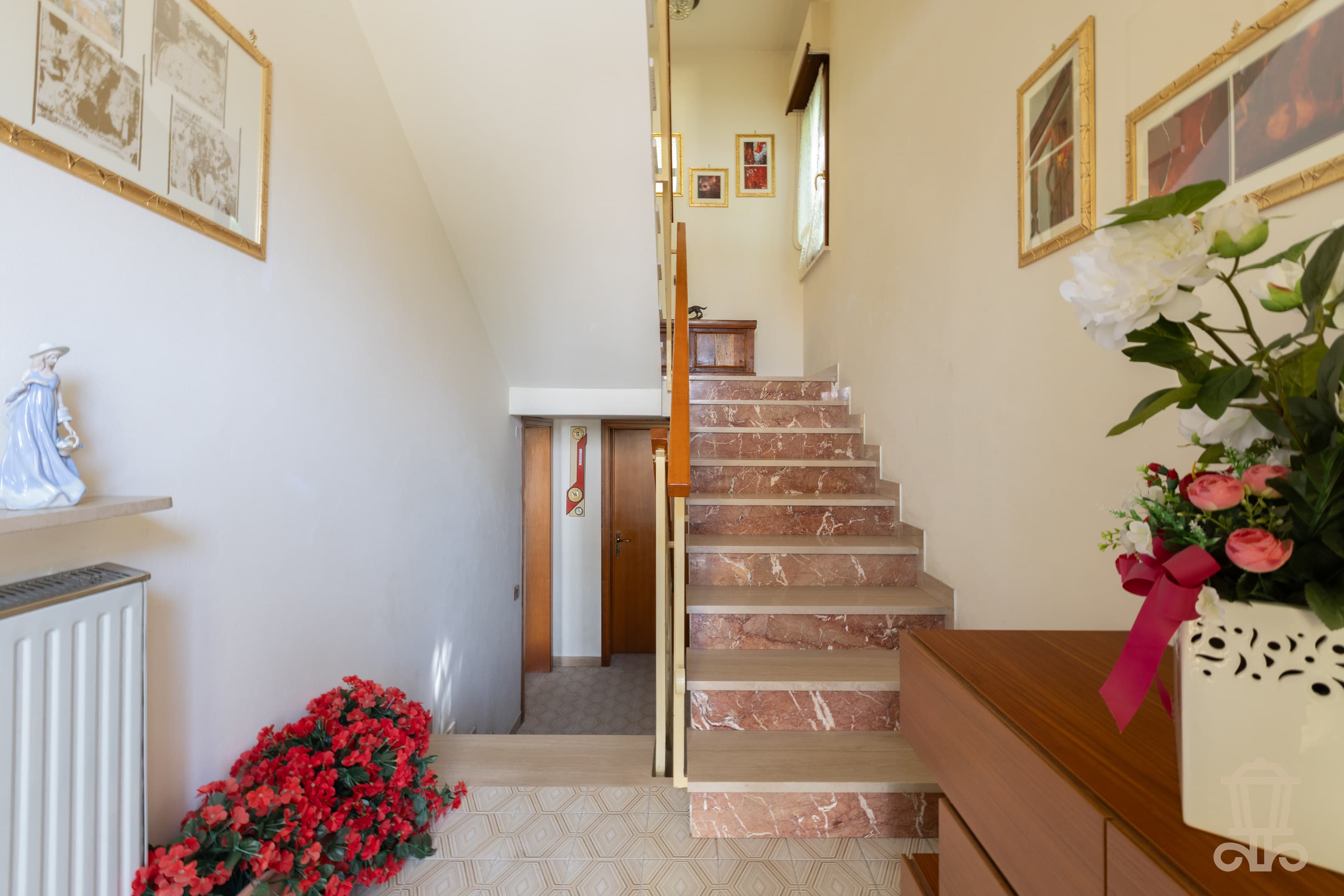 Immagine 4 | Ampia bifamiliare in zona residenziale - La Rue Immobiliare