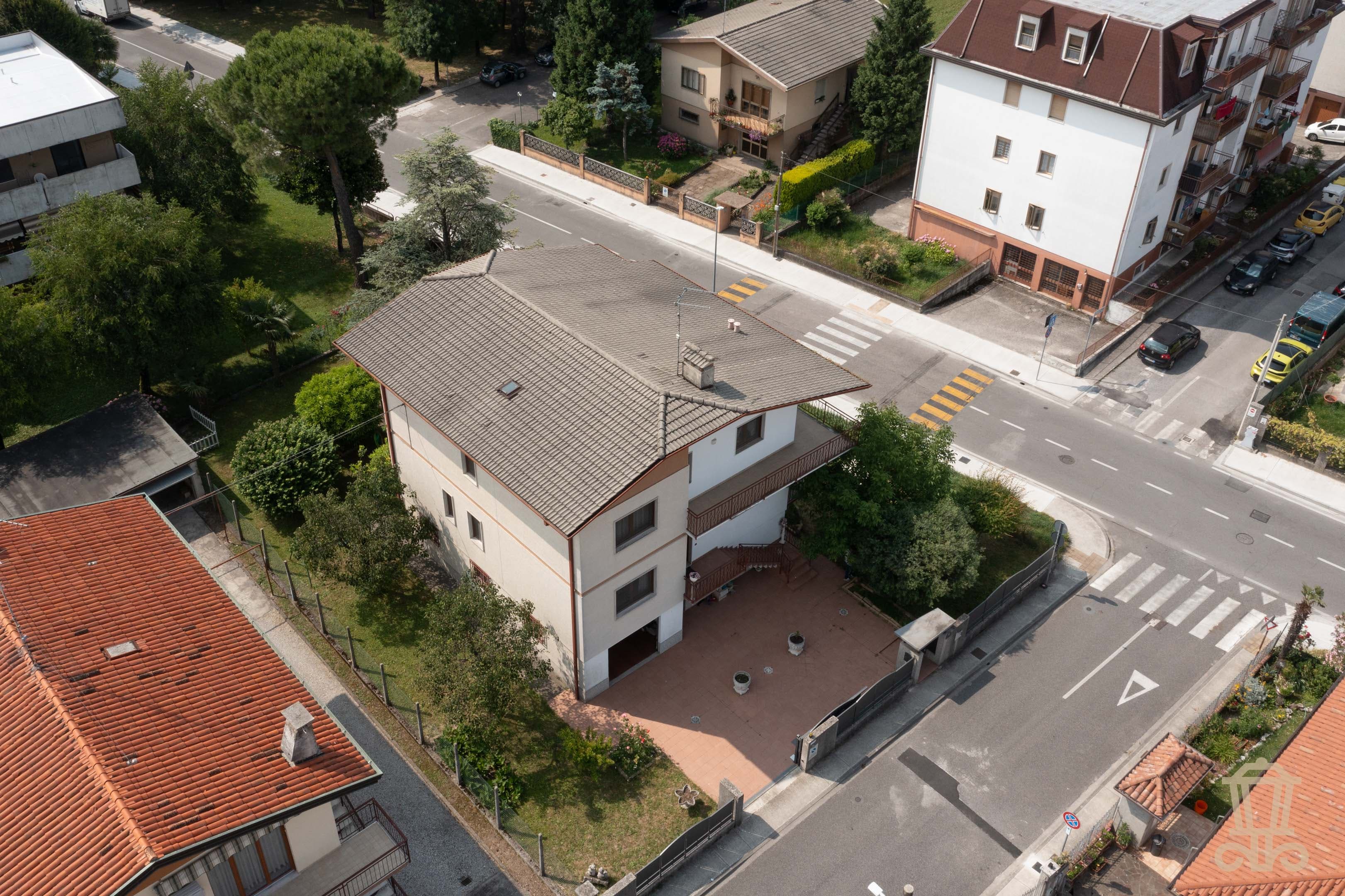 Immagine 45 | Ampia bifamiliare in zona residenziale - La Rue Immobiliare