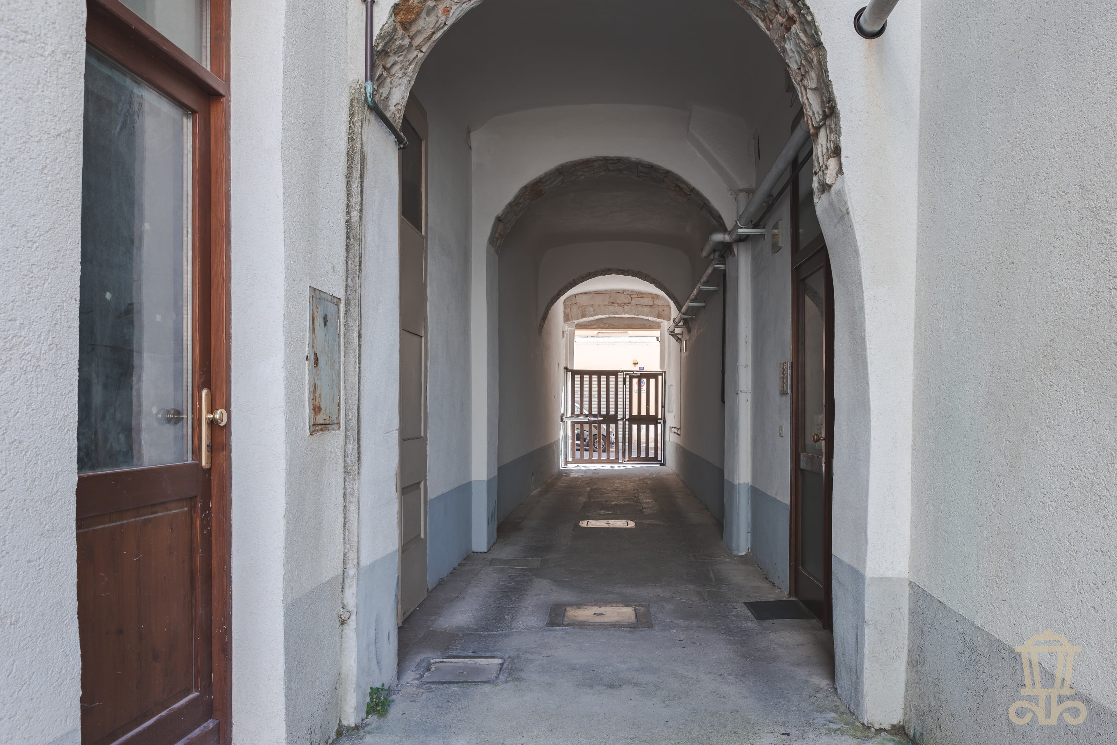 Immagine 1 | Posto auto scoperto in zona centrale - La Rue Immobiliare