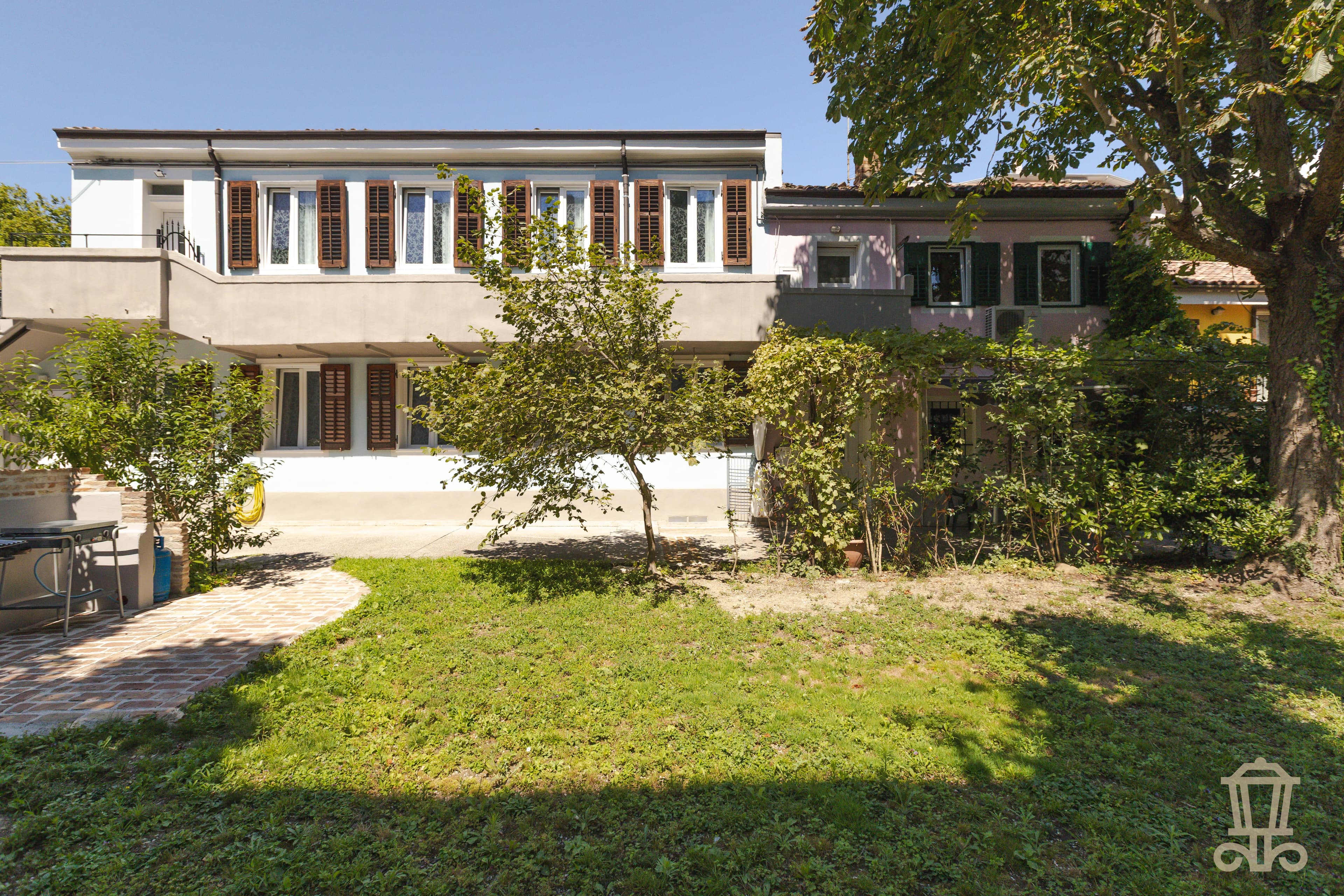 Immagine 0 | Splendida bifamiliare ristrutturata con giardino - La Rue Immobiliare