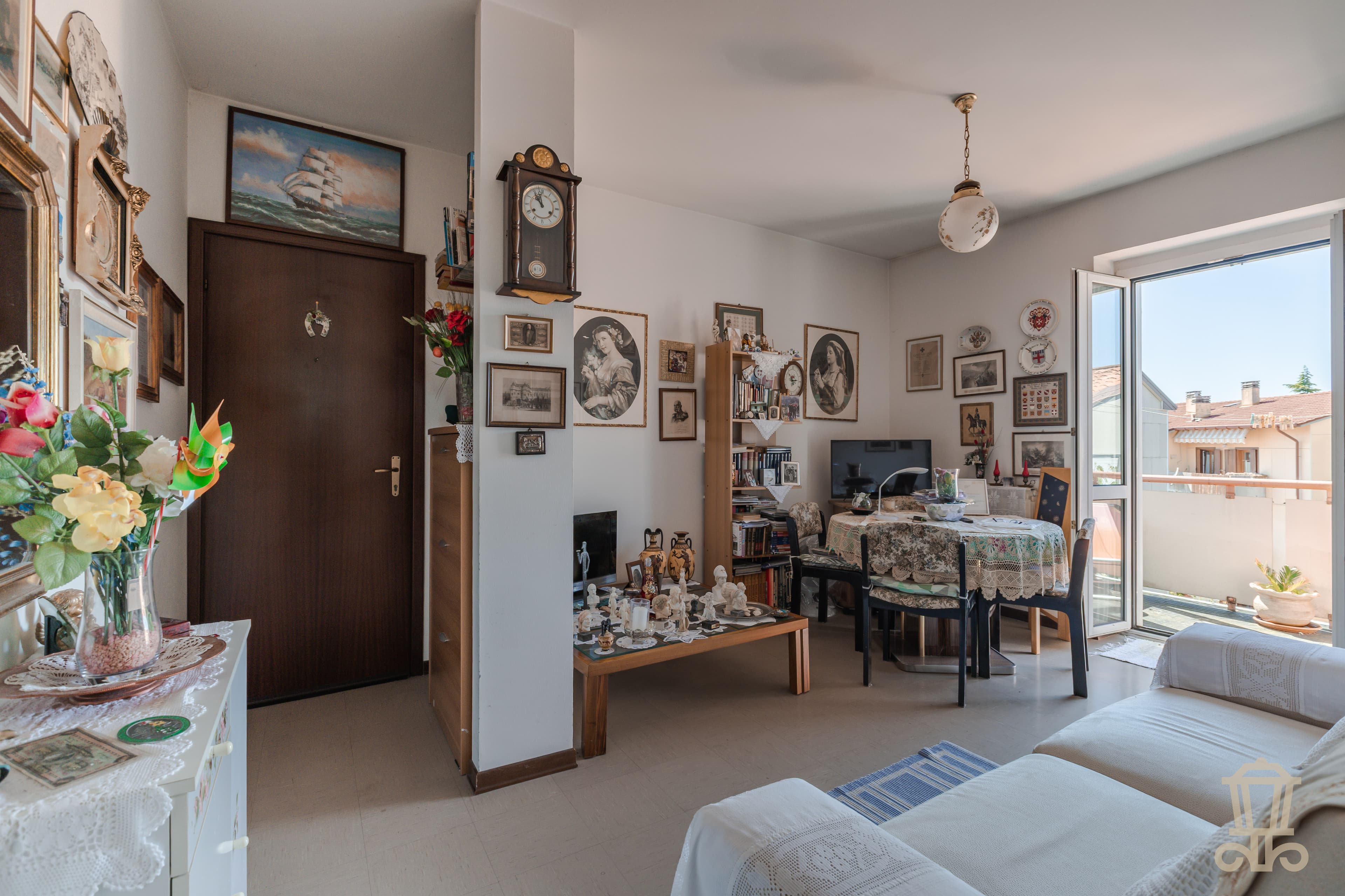 Immagine 2 | Luminoso bilocale con poggiolo e cantina - La Rue Immobiliare