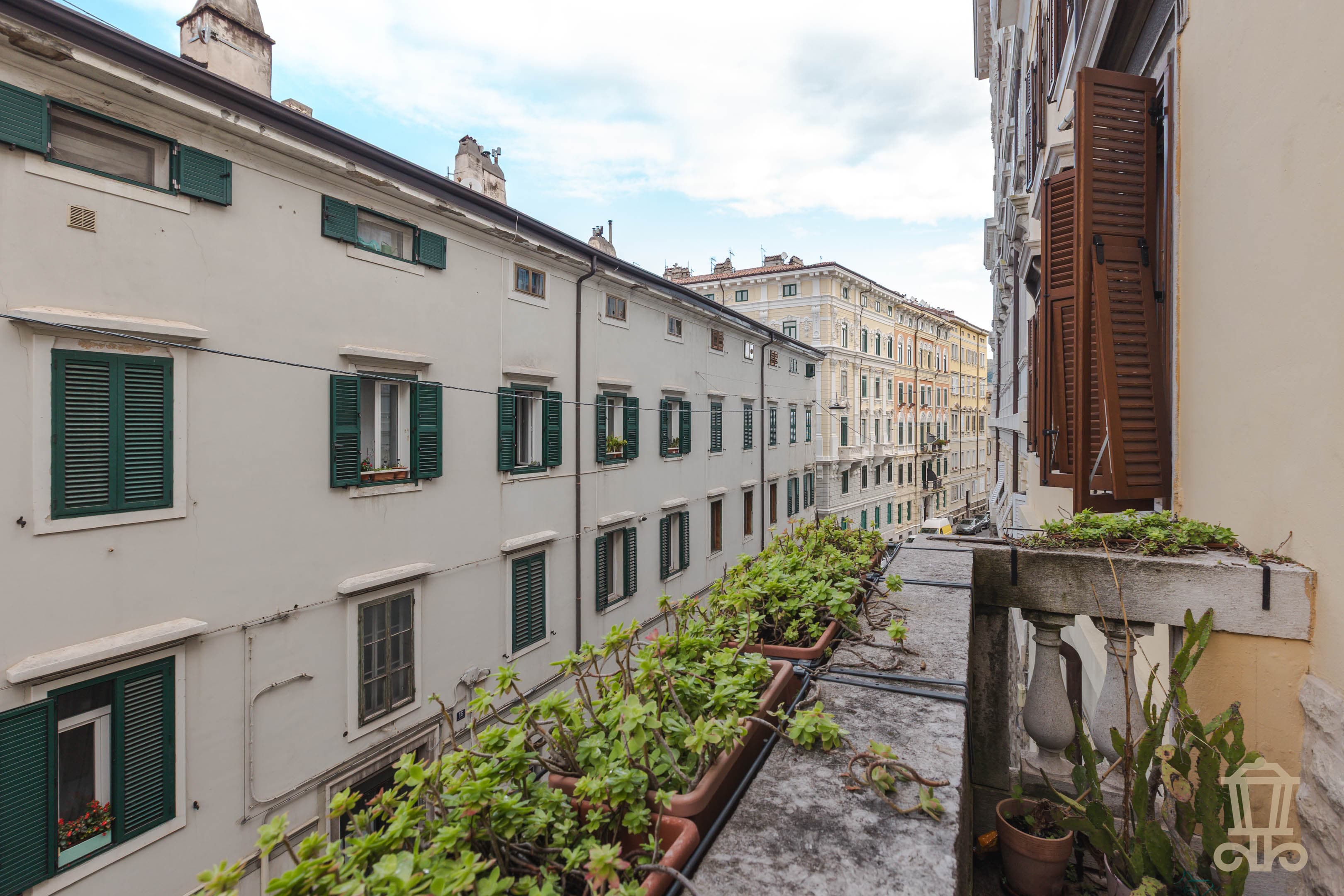 Immagine 1 | Ampio e suggestivo trilocale a due passi dalle Rive - La Rue Immobiliare