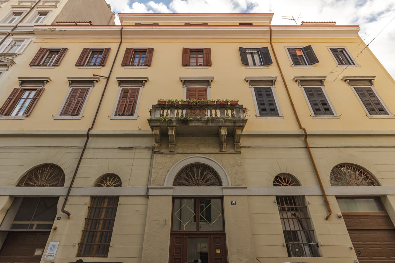 Immagine 2 | Ampio e suggestivo trilocale a due passi dalle Rive - La Rue Immobiliare