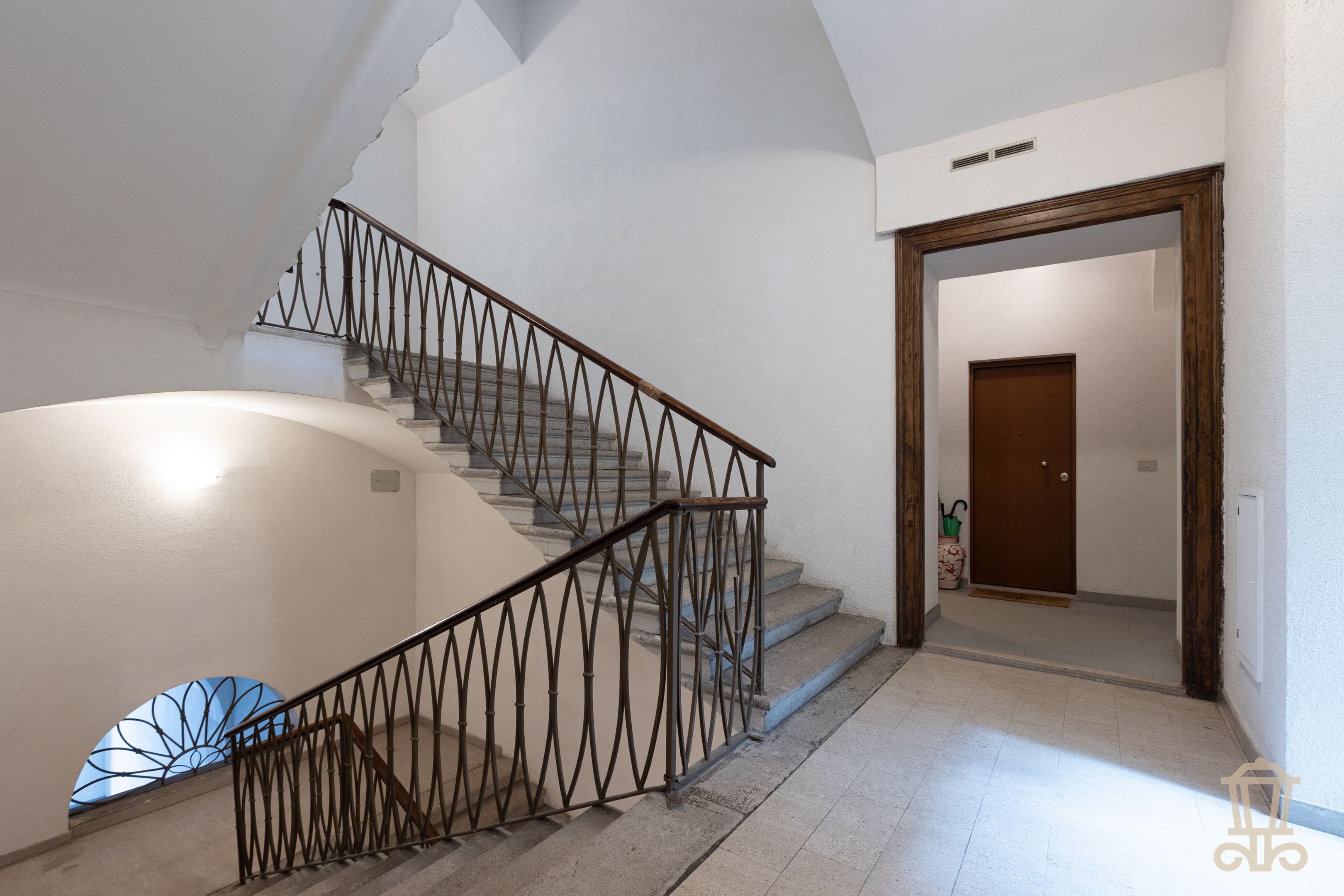 Immagine 3 | Ampio e suggestivo trilocale a due passi dalle Rive - La Rue Immobiliare