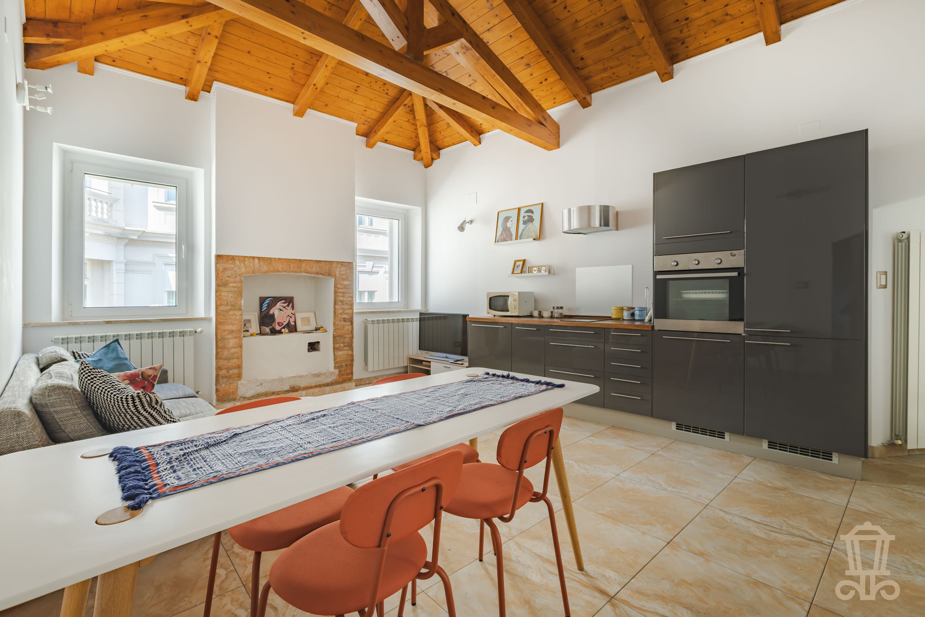 Immagine 0 | Elegante trilocale arredato con travi a vista nel cuore di Trieste - La Rue Immobiliare