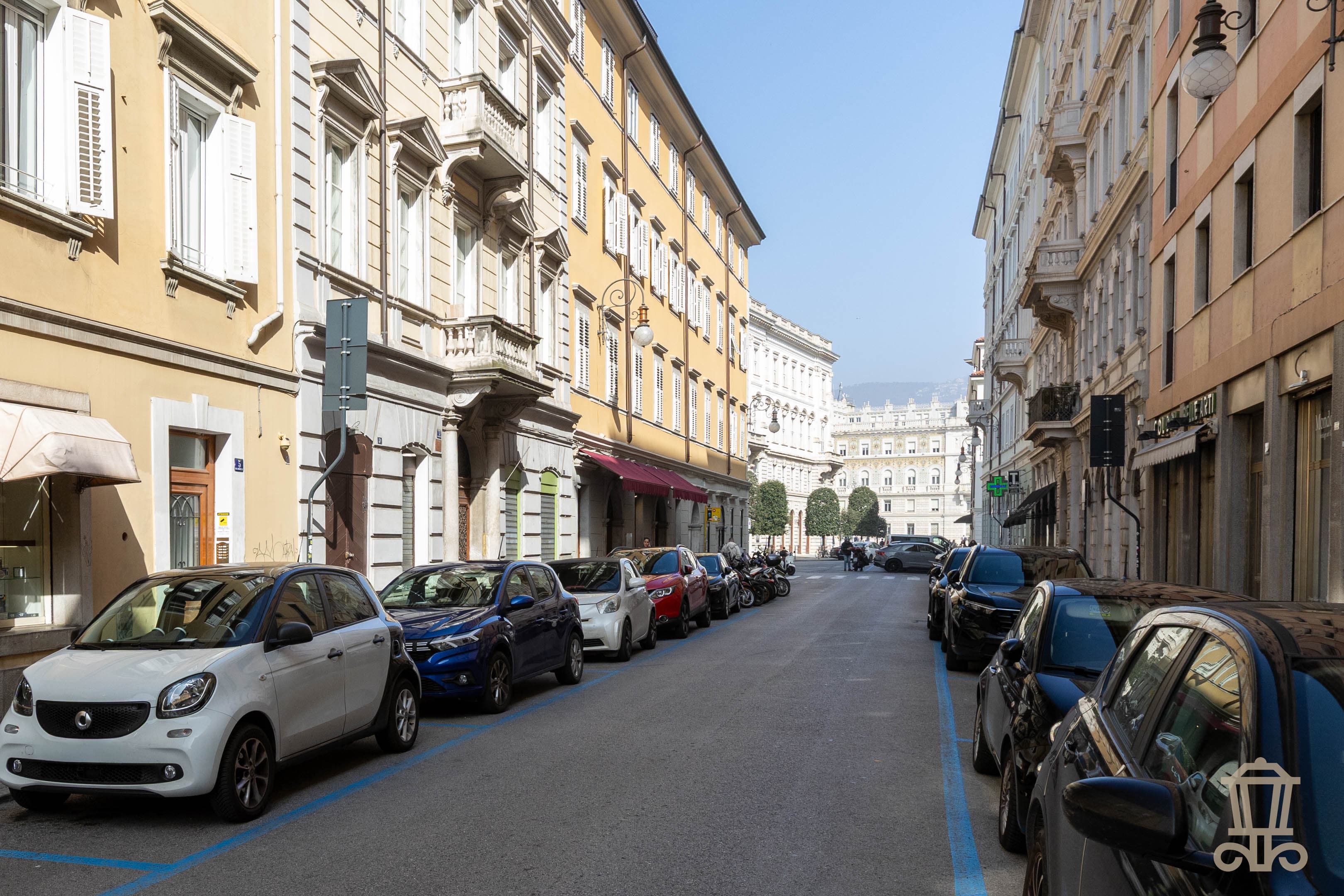 Immagine 1 | Elegante trilocale arredato con travi a vista nel cuore di Trieste - La Rue Immobiliare