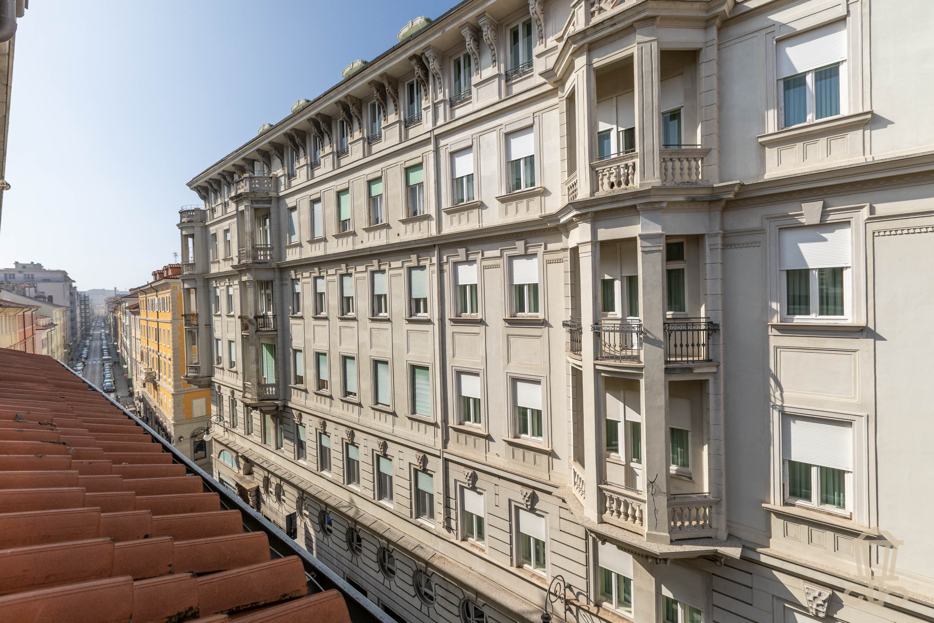 Immagine 10 | Elegante trilocale arredato con travi a vista nel cuore di Trieste - La Rue Immobiliare