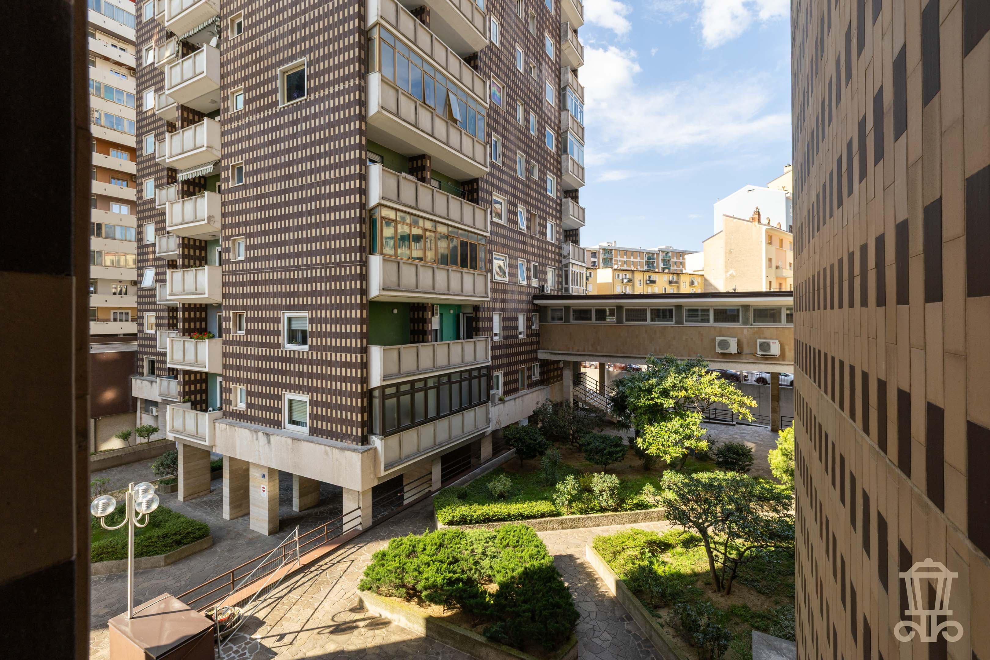 Immagine 1 | Ampio bilocale con due poggioli - La Rue Immobiliare