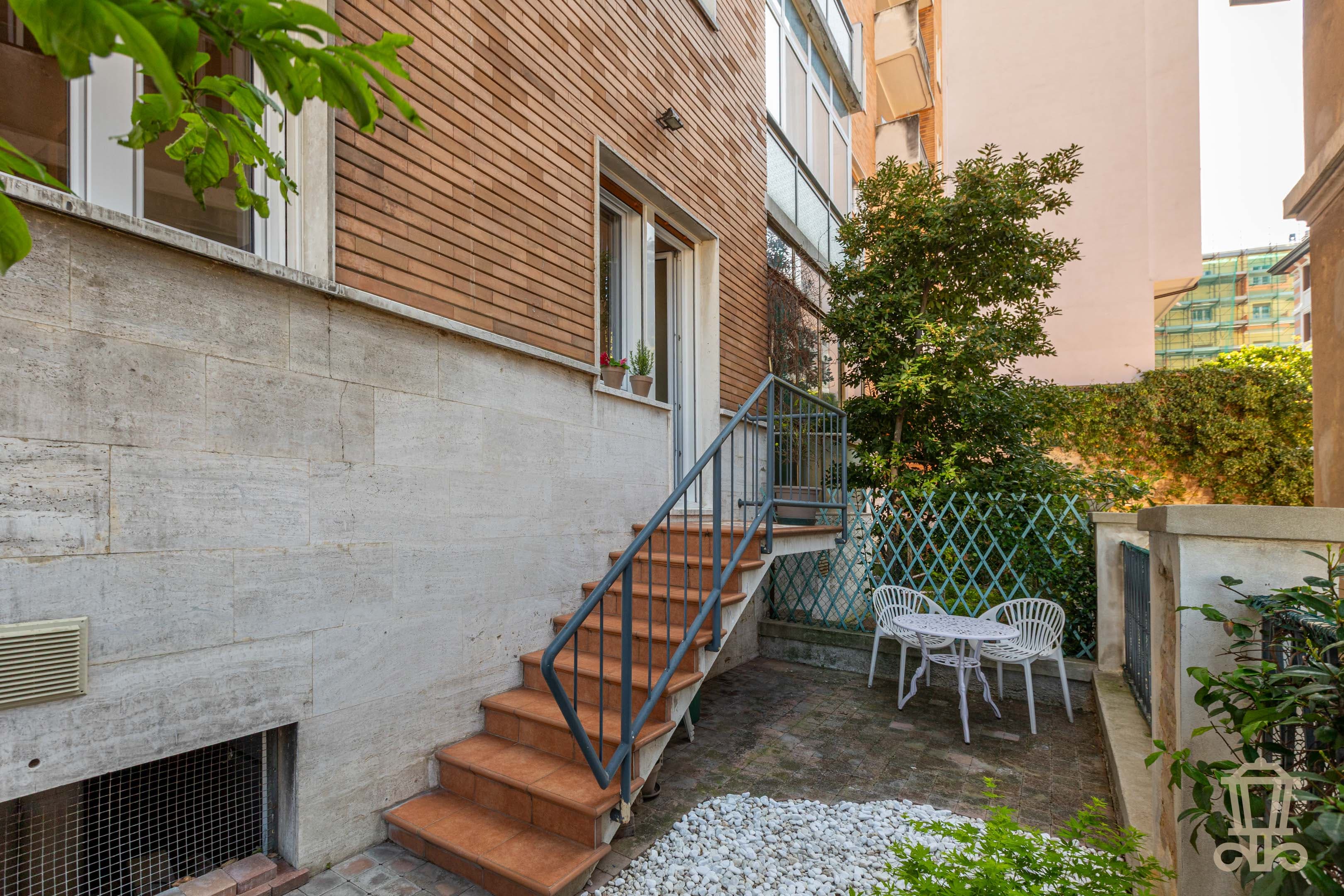 Immagine 16 | Elegante bilocale con giardino privato - La Rue Immobiliare
