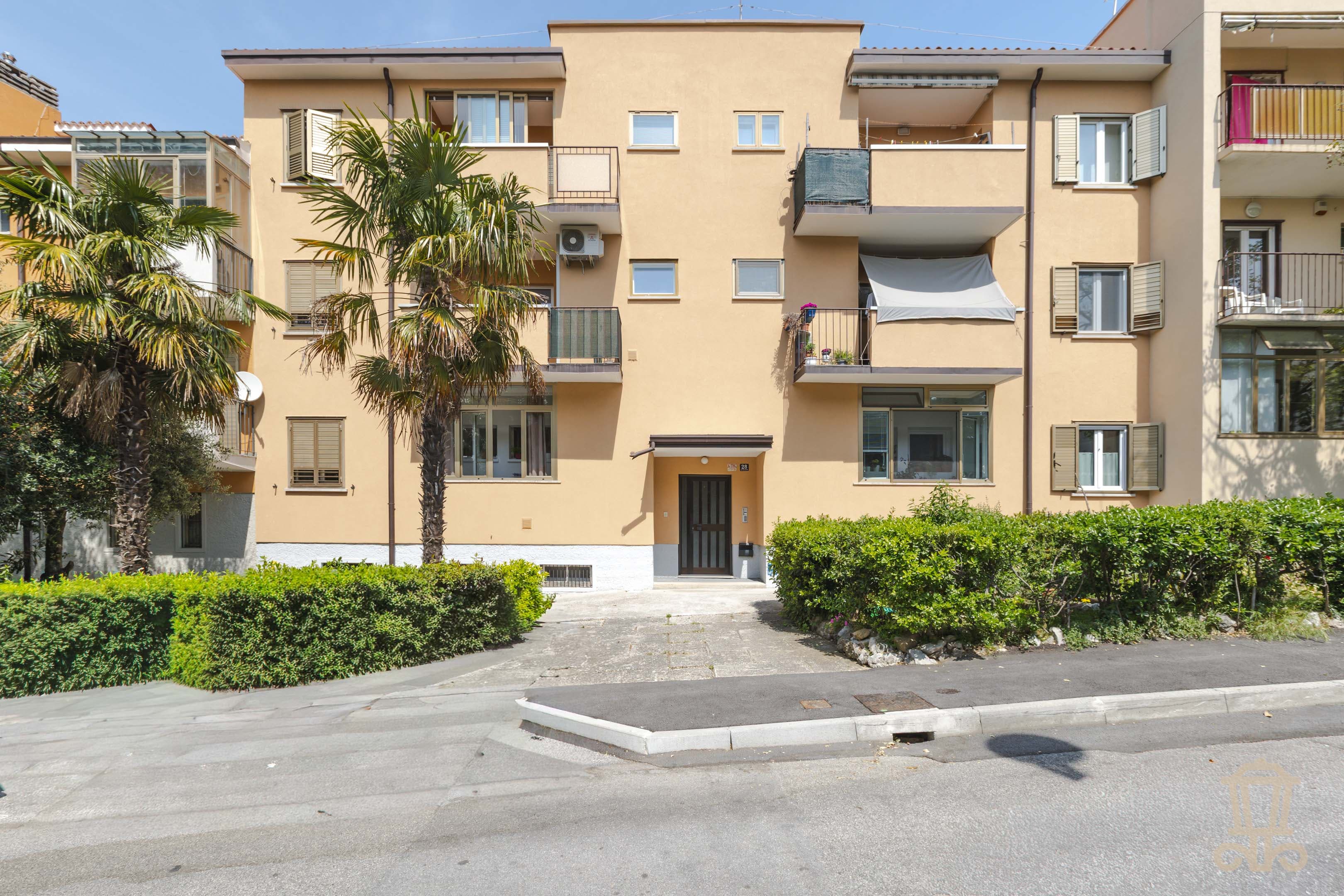 Immagine 1 | Elegante trilocale ristrutturato con terrazzo abitabile, cantina e soffitta - La Rue Immobiliare