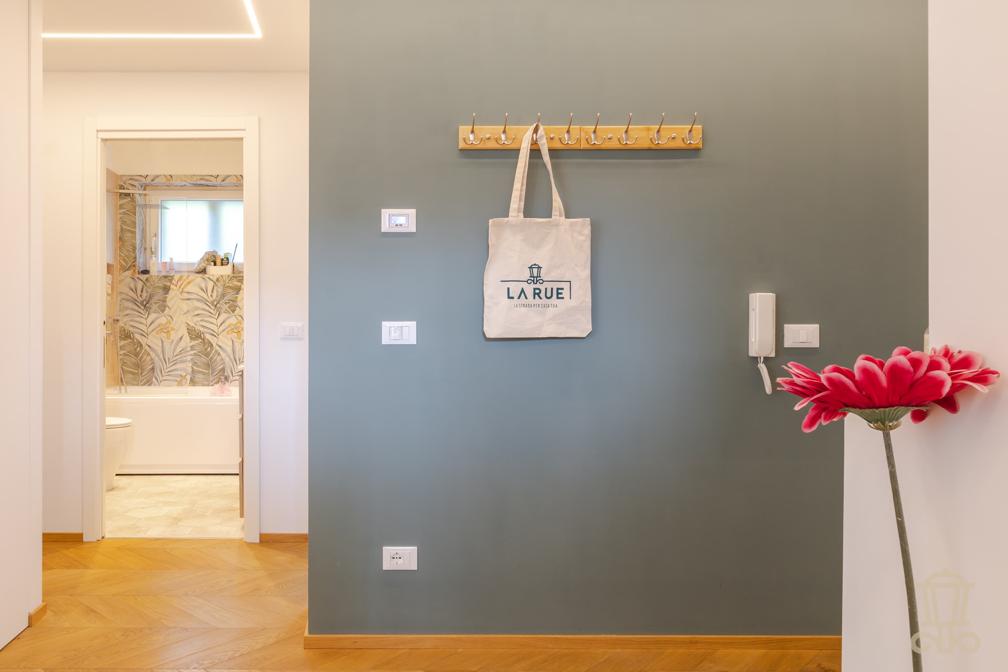 Immagine 3 | Elegante trilocale ristrutturato con terrazzo abitabile, cantina e soffitta - La Rue Immobiliare