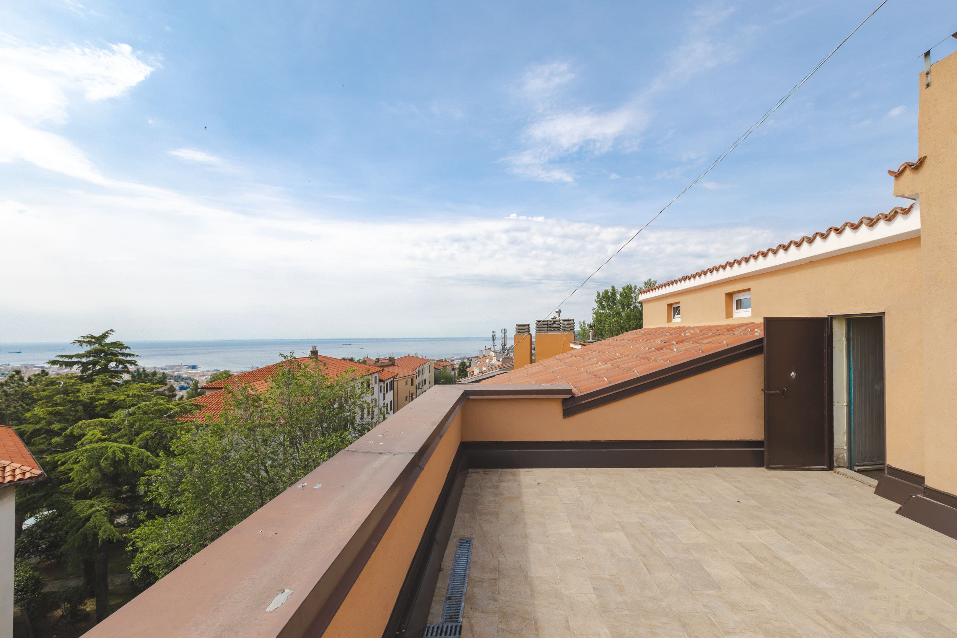 Immagine 21 | Elegante trilocale ristrutturato con terrazzo abitabile, cantina e soffitta - La Rue Immobiliare