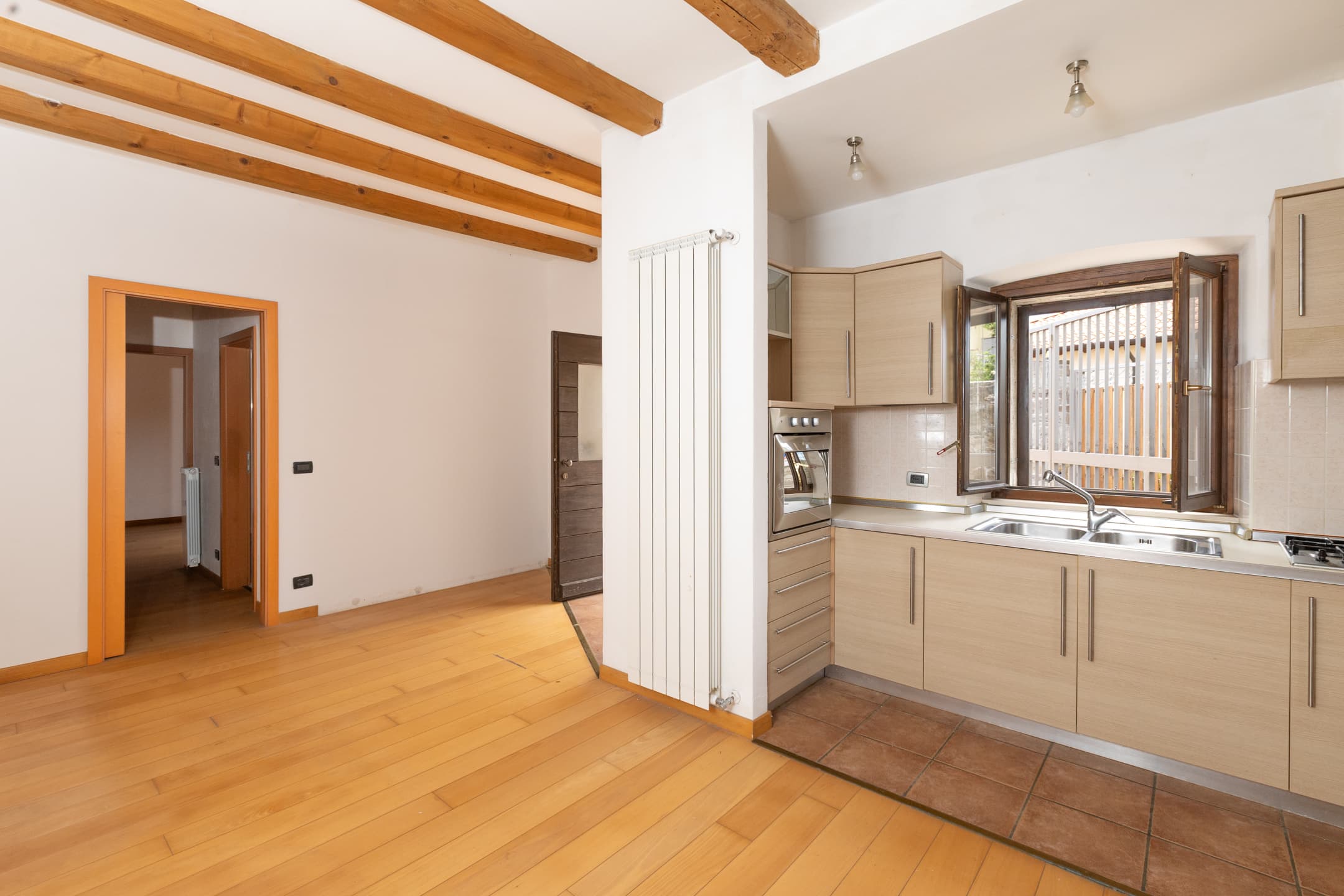 Immagine 3 | Bifamiliare con giardino, due ingressi e scorcio mare - La Rue Immobiliare