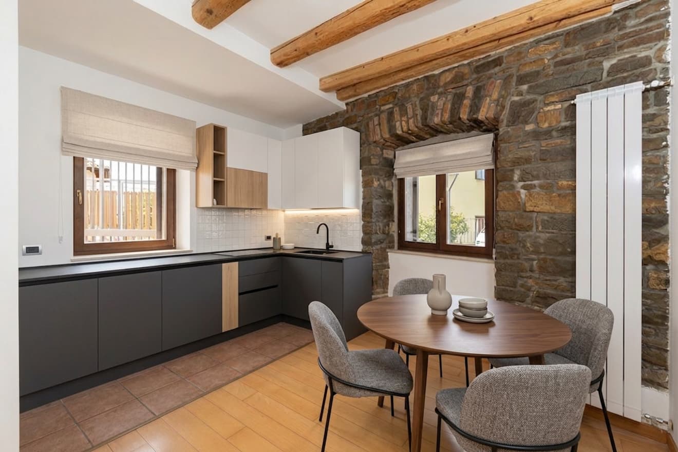 Immagine 1 | Bifamiliare con giardino, due ingressi e scorcio mare - La Rue Immobiliare
