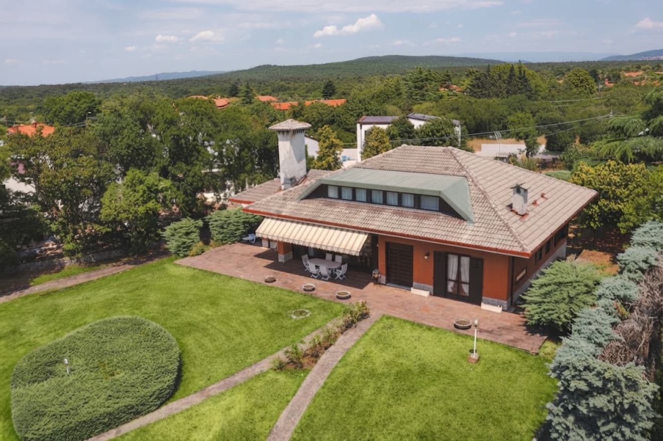 Immagine 0 | Elegante villa indipendente immersa nel verde - La Rue Immobiliare