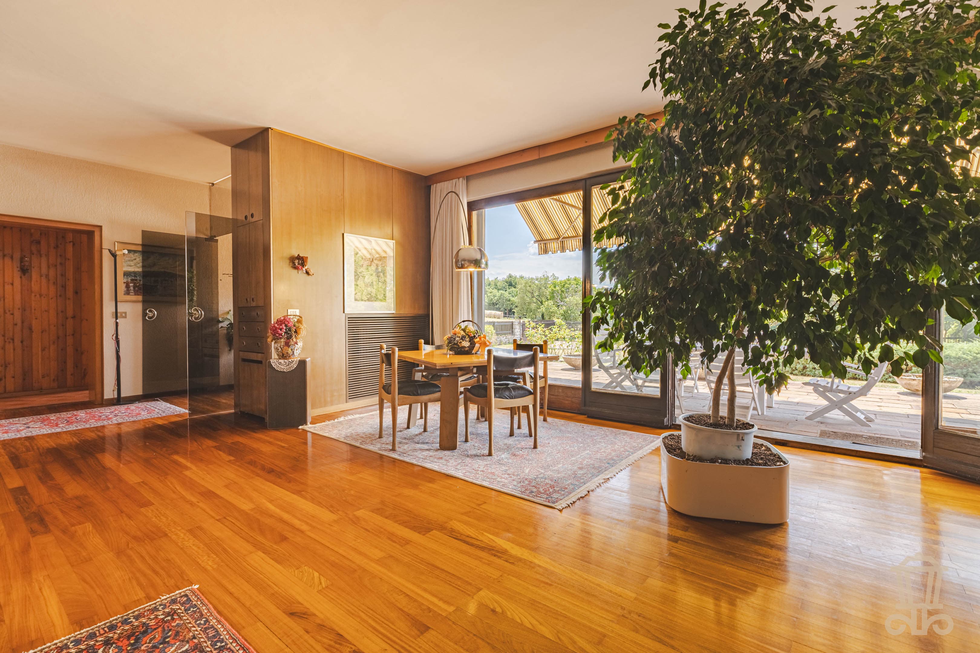 Immagine 2 | Elegante villa indipendente immersa nel verde - La Rue Immobiliare