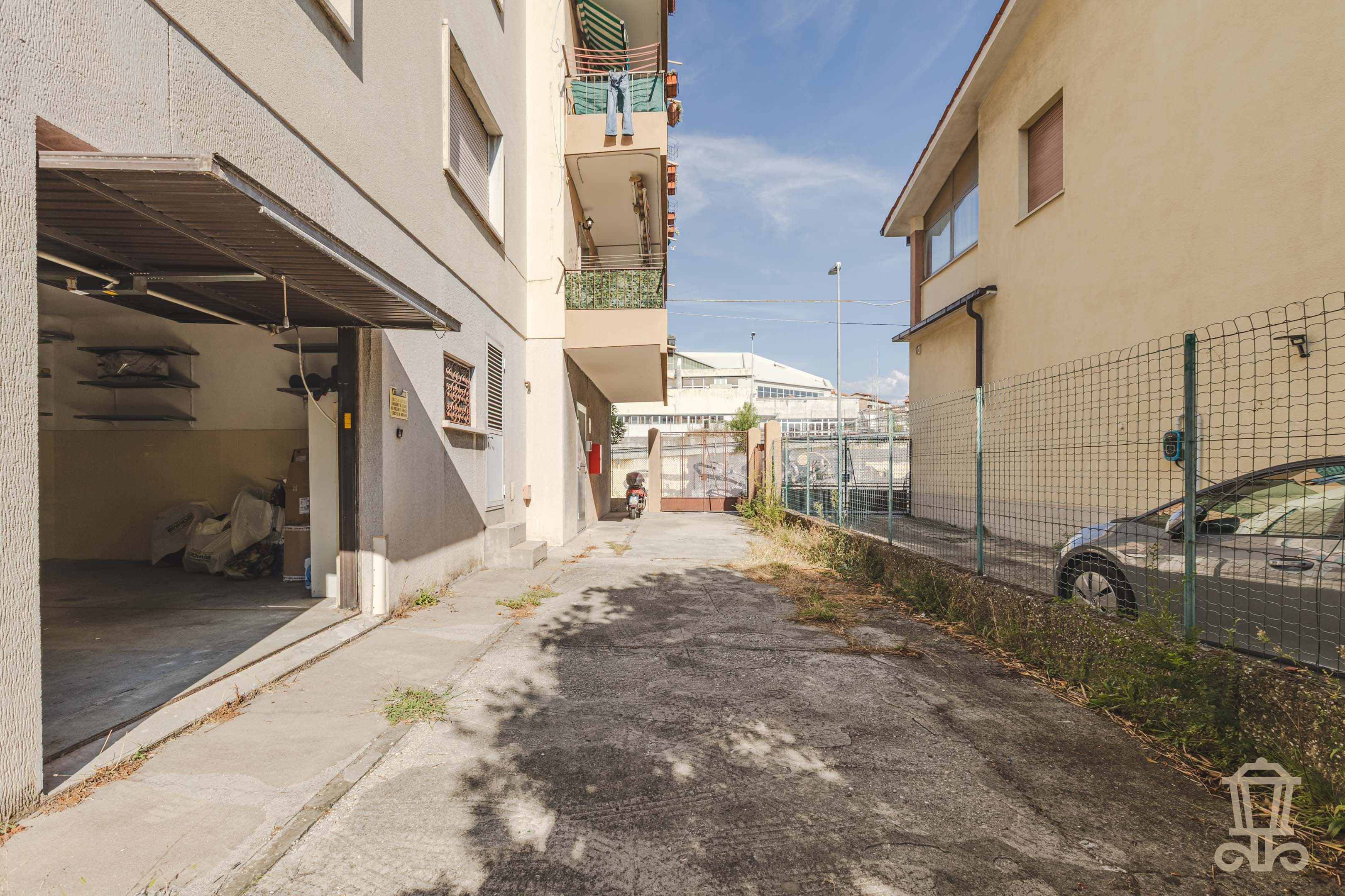 Immagine 20 | Luminoso trilocale con terrazzo e posto auto - La Rue Immobiliare