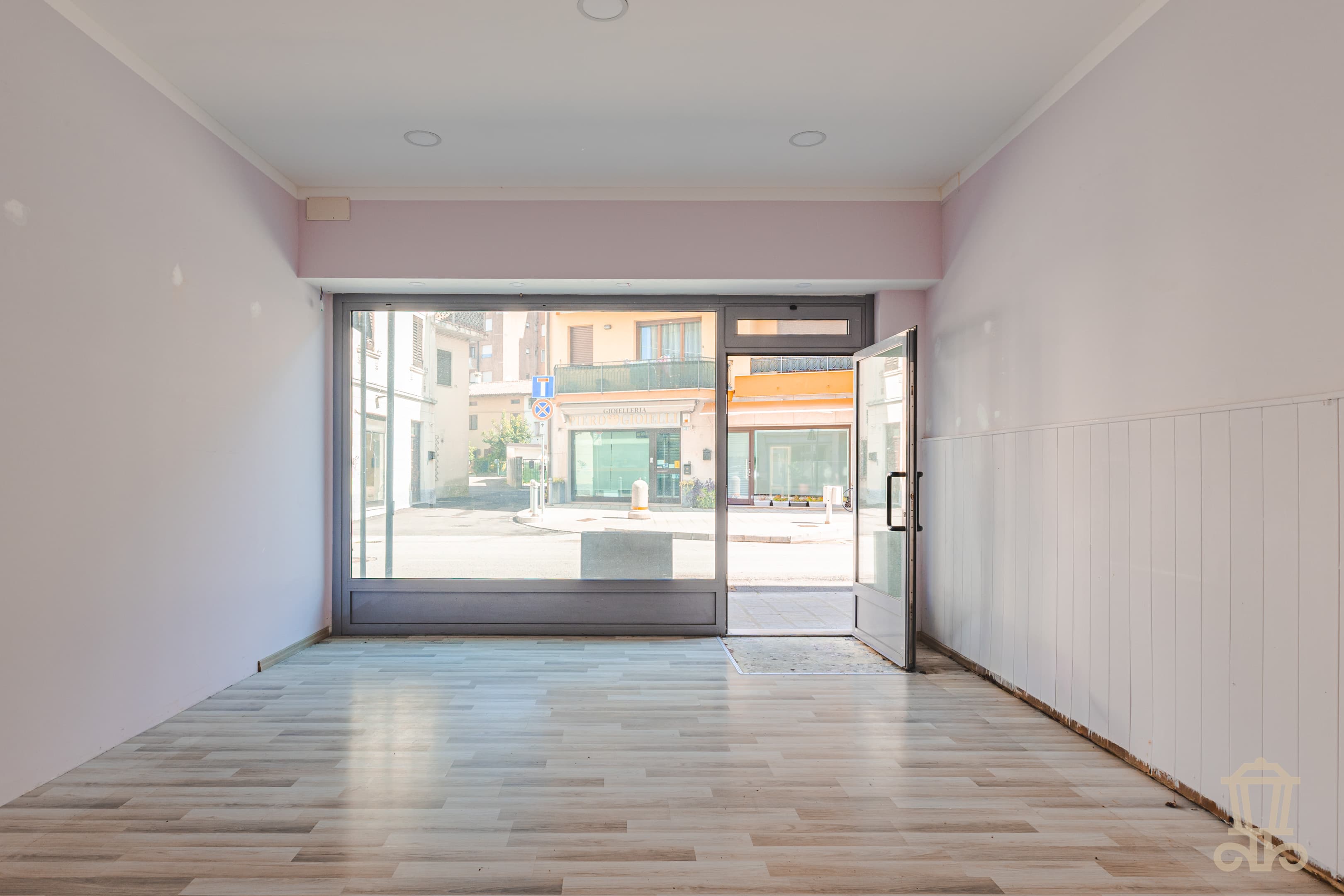 Immagine 0 | Locale commerciale in zona di forte passaggio - La Rue Immobiliare