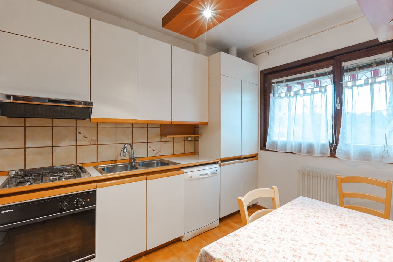 Immagine 7 | Ampoio trilocale con vista mare e posto auto coperto - La Rue Immobiliare